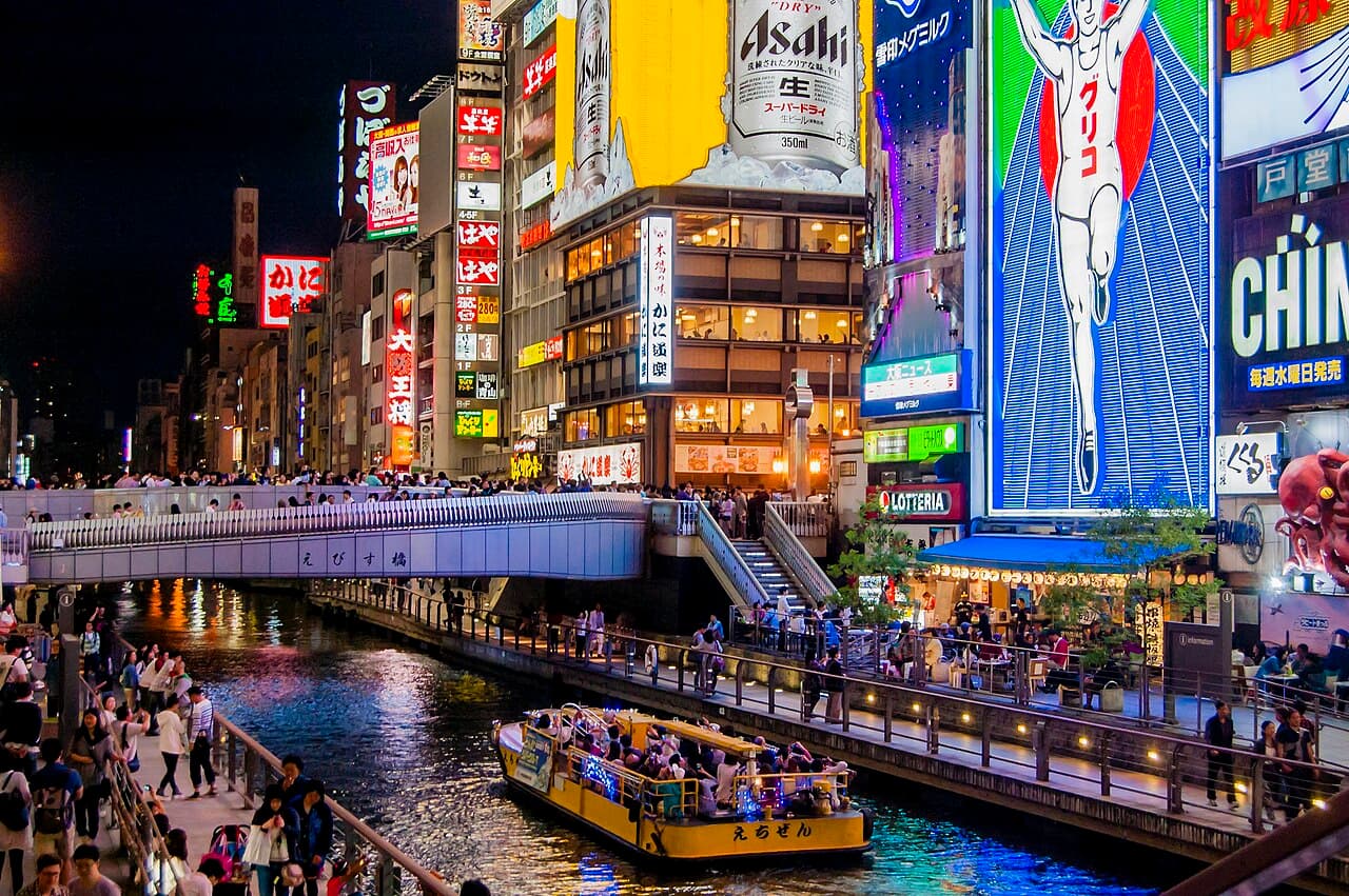 大阪・道頓堀のえびす橋とネオン看板