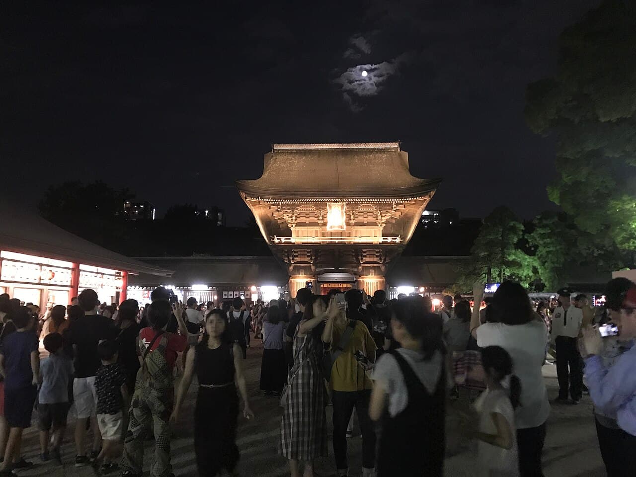 Crowds at the Romon Gate of Hakozakigu Shrine during the Hojoya Festival at night