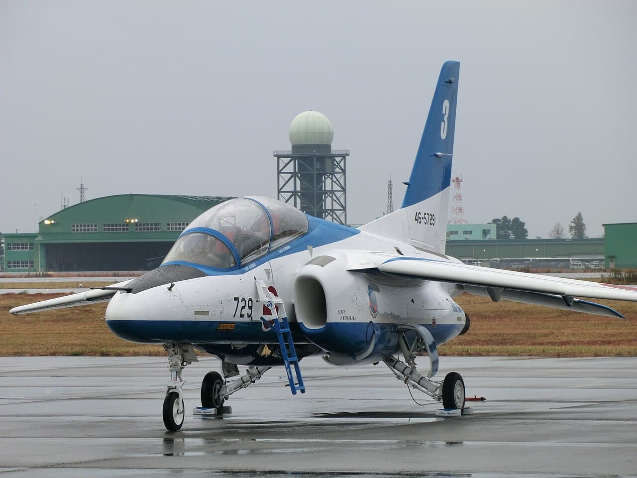 エアフェスタ浜松(浜松基地航空祭)で駐機するブルーインパルスのT-4(静岡県浜松市・航空自衛隊浜松基地、2015年11月撮影)