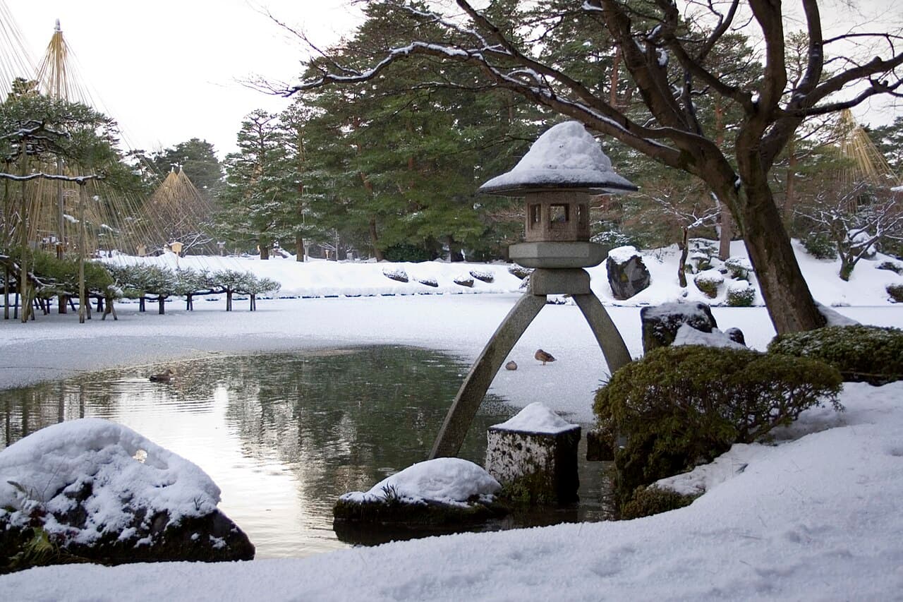 金沢・兼六園の石灯籠と雪吊りの松