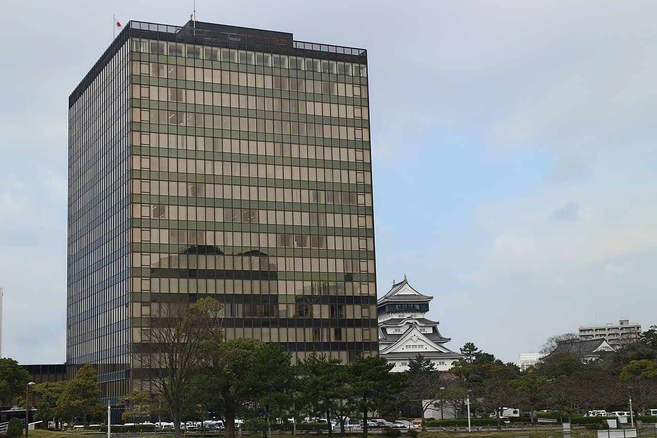 Kitakyushu City Hall, by the start of the Kitakyushu Marathon (photo 2017)