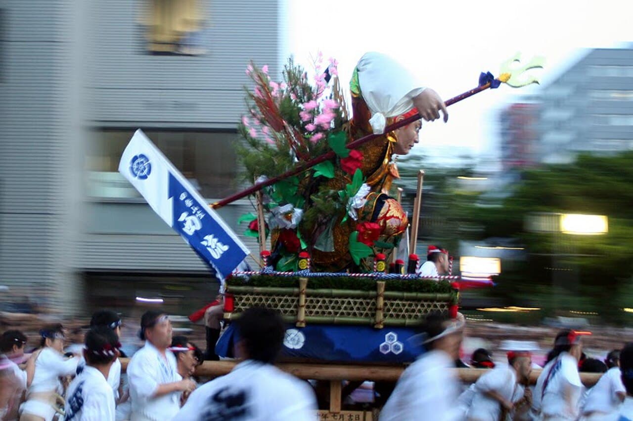 福岡の博多祇園山笠の追い山で舁き山笠を担いで疾走する男衆