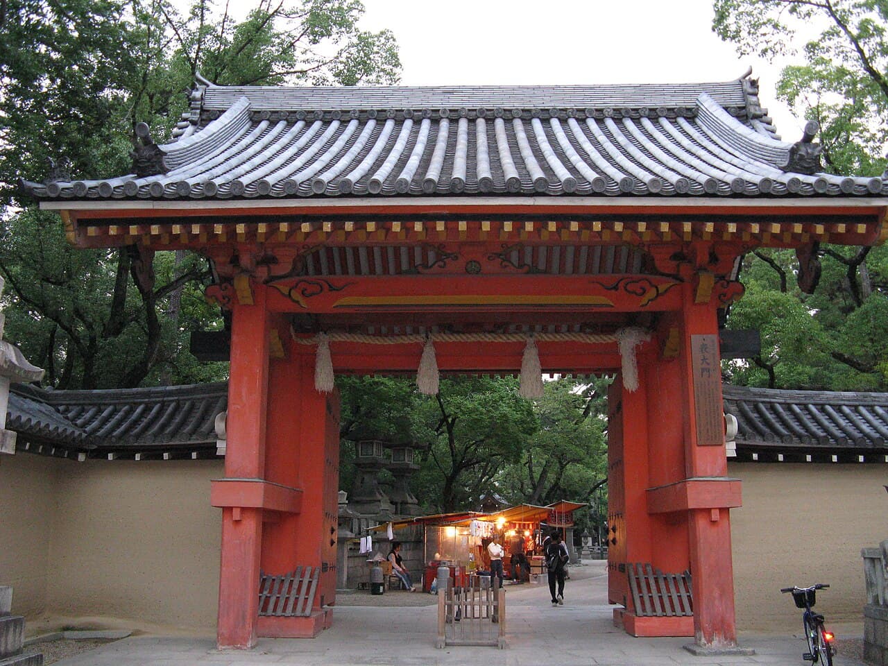 西宮神社の表大門(開門神事で参加者が駆け出す門・2008年撮影)