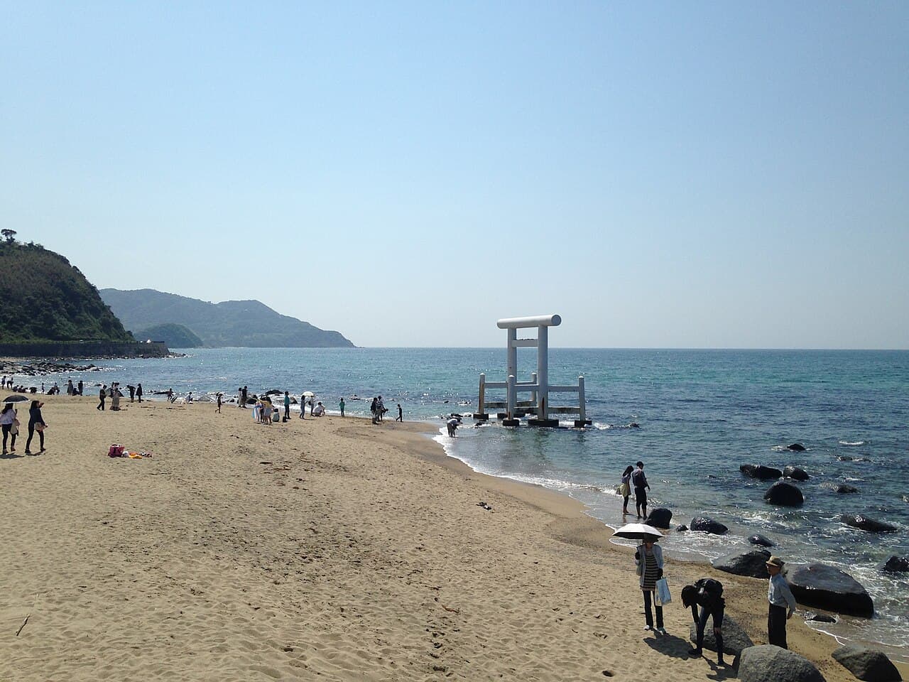 福岡マラソンのコース35km付近、糸島市・二見ヶ浦の白い鳥居(平常時・2016年5月撮影)