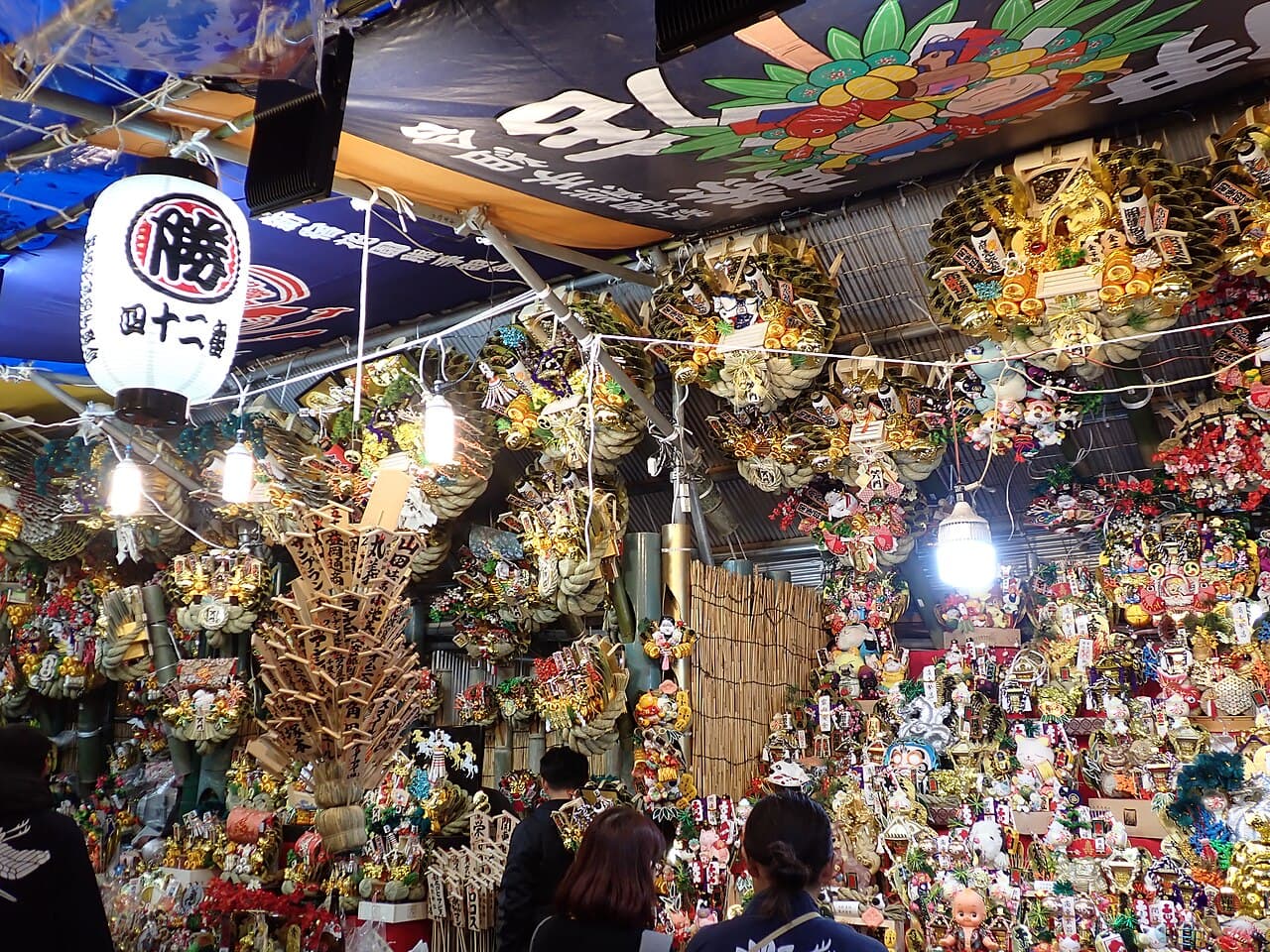 花園神社の酉の市で縁起熊手を並べる熊手屋の露店(東京都新宿区・2025年11月撮影)