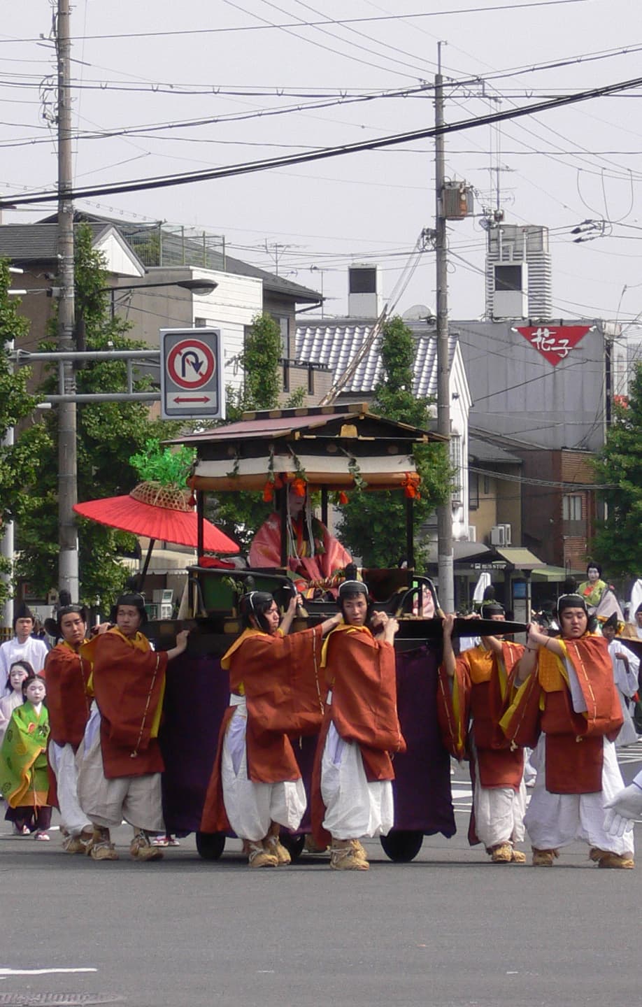 葵祭・路頭の儀で進む斎王代の腰輿(京都・2006年5月15日撮影)