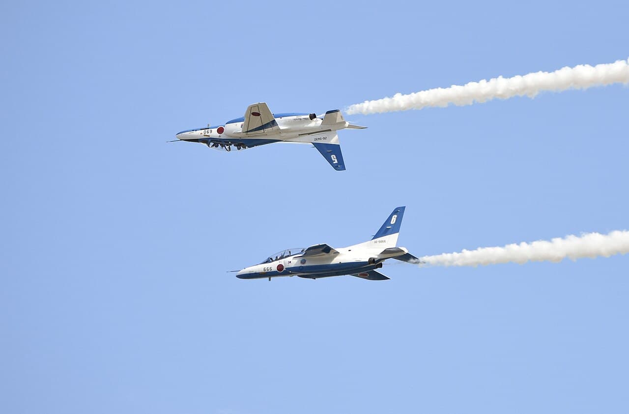 入間航空祭でブルーインパルスが展示飛行する様子(埼玉県狭山市・航空自衛隊入間基地、2025年11月撮影)