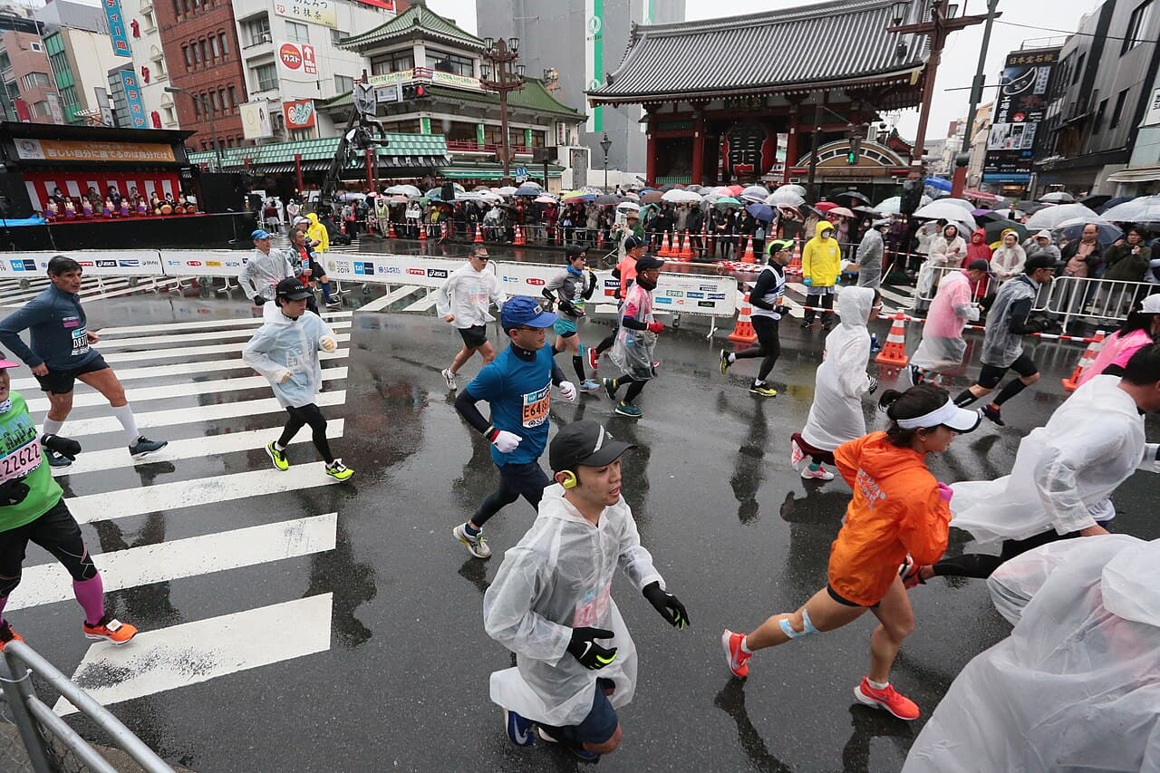 东京马拉松赛道上人潮涌动——日本的世界马拉松大满贯赛事