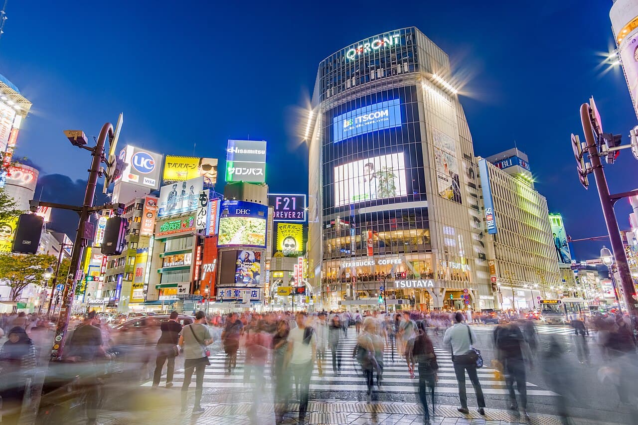 東京・渋谷スクランブル交差点を行き交う大勢の歩行者