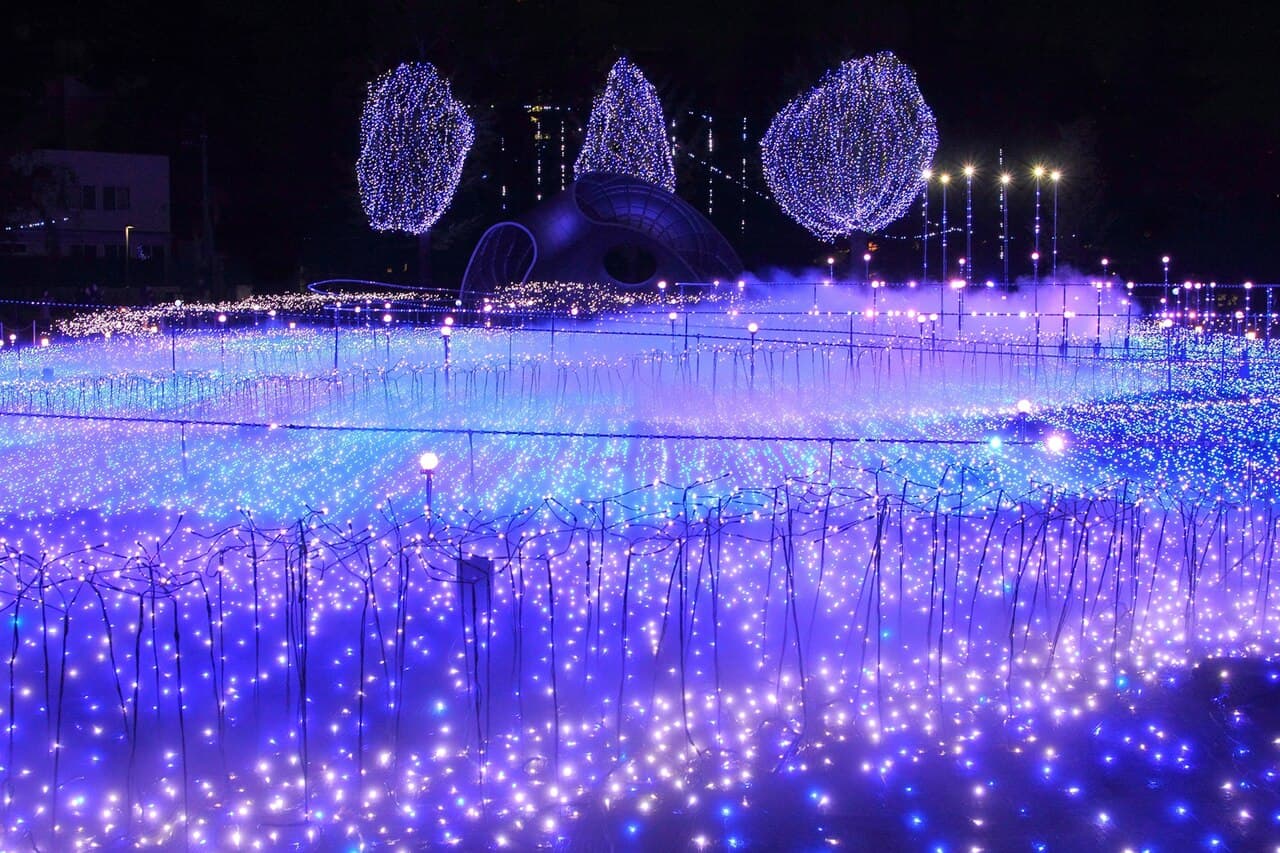 東京ミッドタウンのクリスマスイルミネーション「スターライトガーデン」(東京都港区六本木・2014年11月撮影)