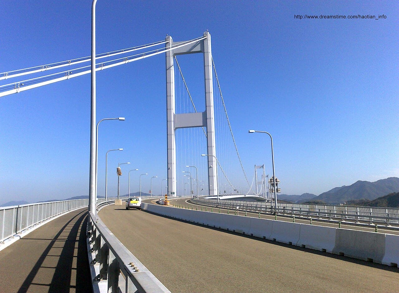 しまなみ海道のサイクリングルートにかかる来島海峡大橋