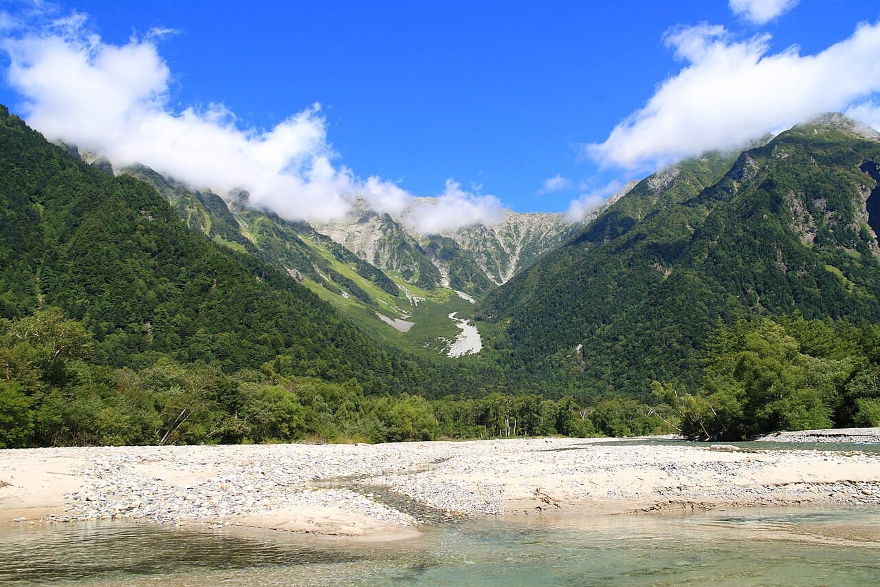 長野県・上高地の高原に連なる飛騨山脈