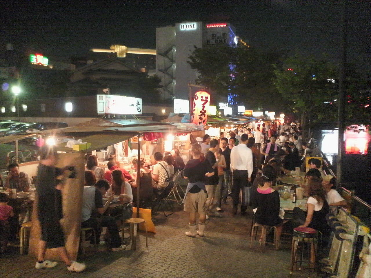福岡・中洲の屋台街の夜