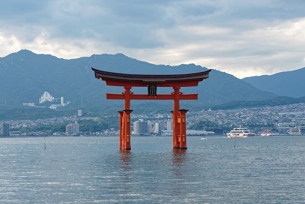 広島・宮島の厳島神社に立つ海上の大鳥居