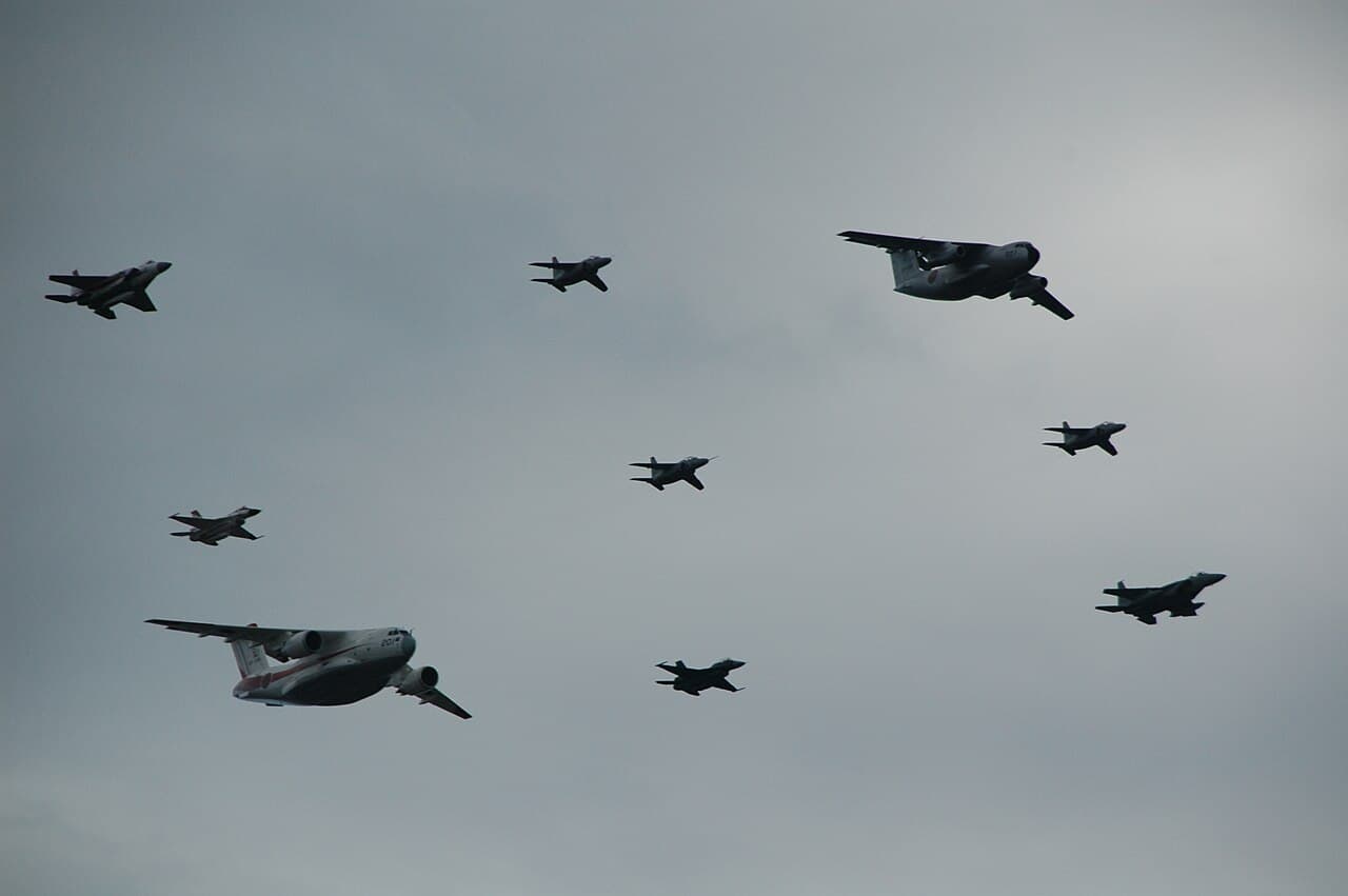 岐阜基地航空祭で異機種大編隊が展示飛行する様子(岐阜県各務原市・2024年11月撮影)