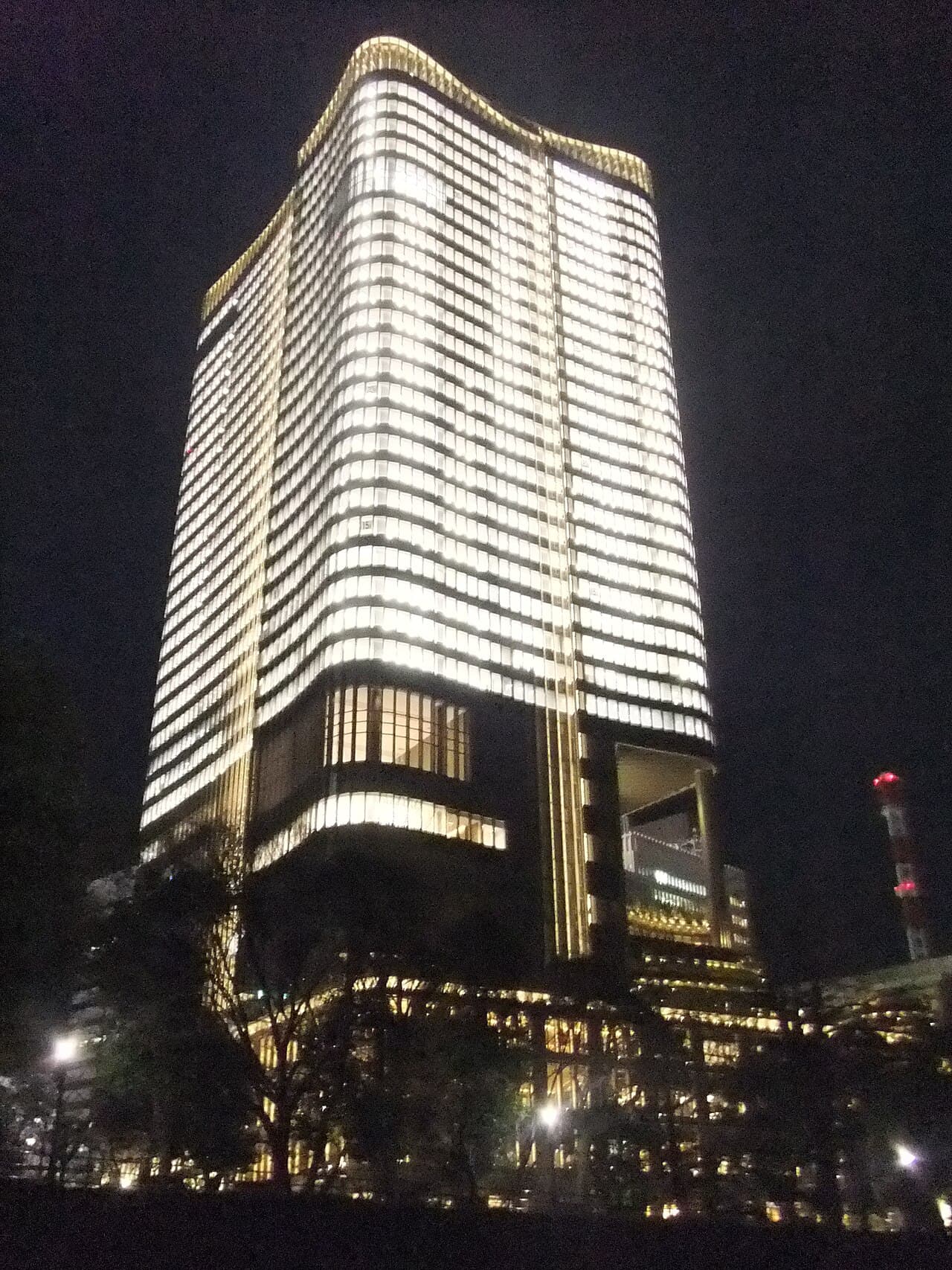 会場の東京ミッドタウン日比谷(夜・2017年12月撮影)