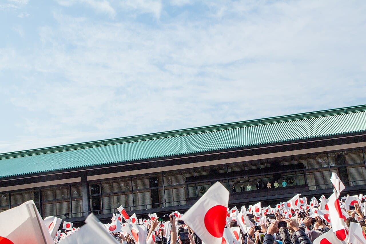 皇居・長和殿前で日の丸の小旗を振る新年一般参賀の参賀者たち(東京都千代田区・2017年1月2日撮影)