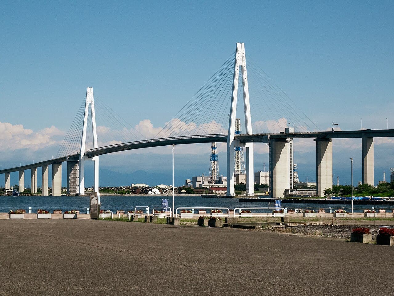 富山マラソンのコースが渡る新湊大橋(富山県射水市・2024年8月撮影)
