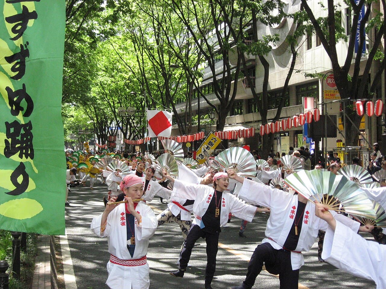 仙台・青葉まつりの定禅寺通りで踊るすずめ踊りの連(2007年撮影)