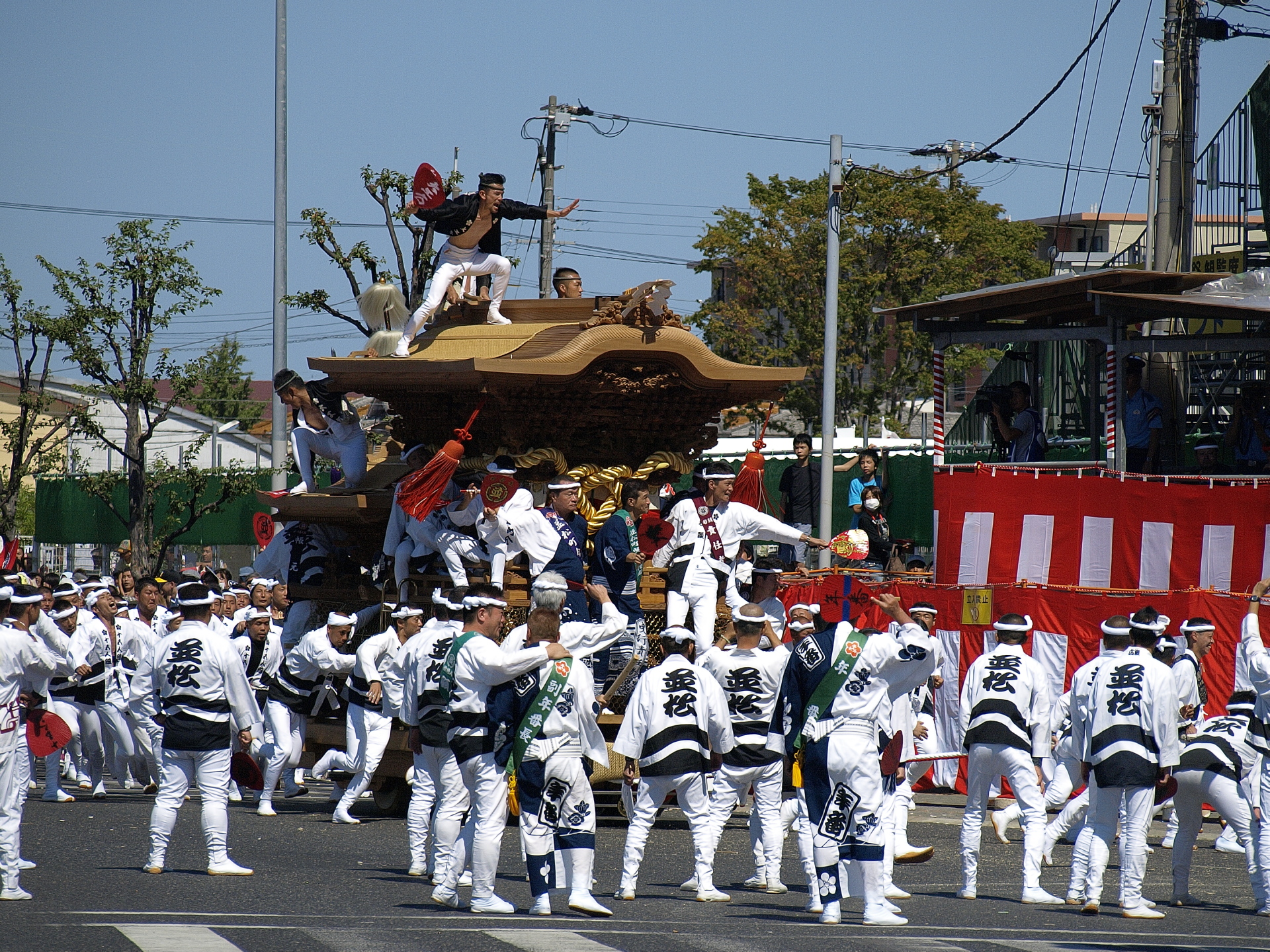 Participants pulling a wooden danjiri float at the Kishiwada Danjiri Matsuri in Osaka