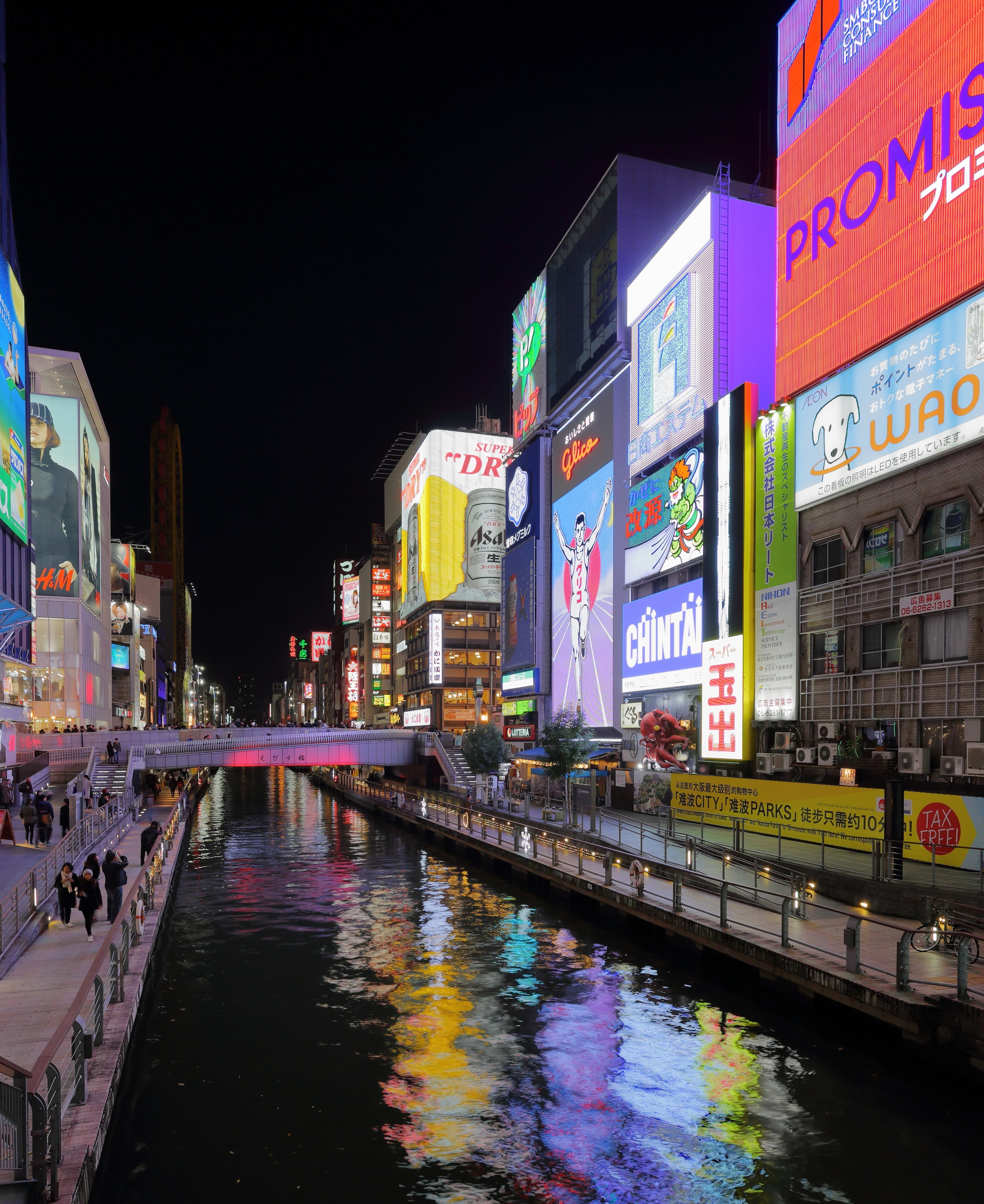 夜の大阪・難波、道頓堀のネオンと水路