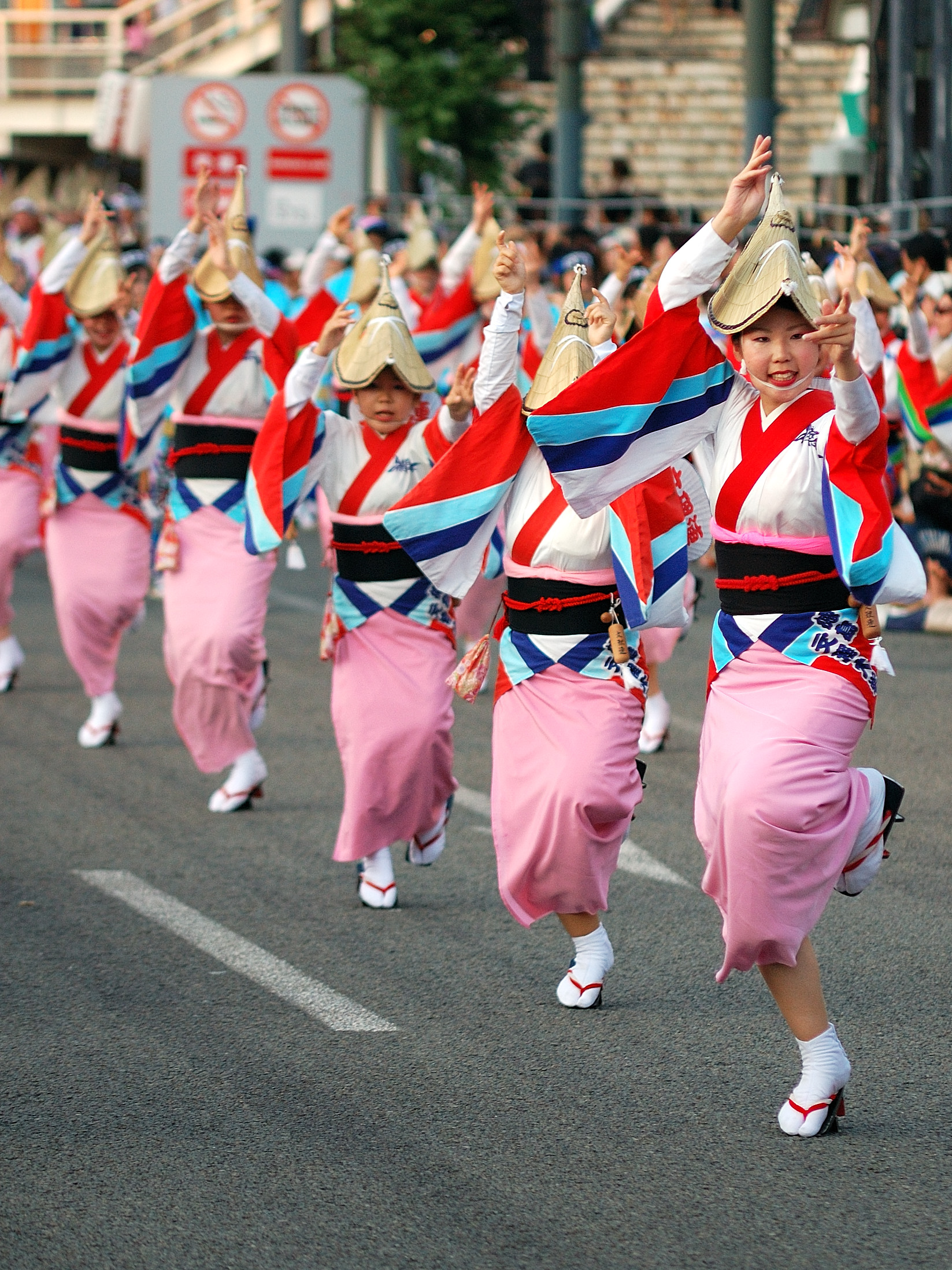 阿波踊りで舞う踊り手たち(徳島)