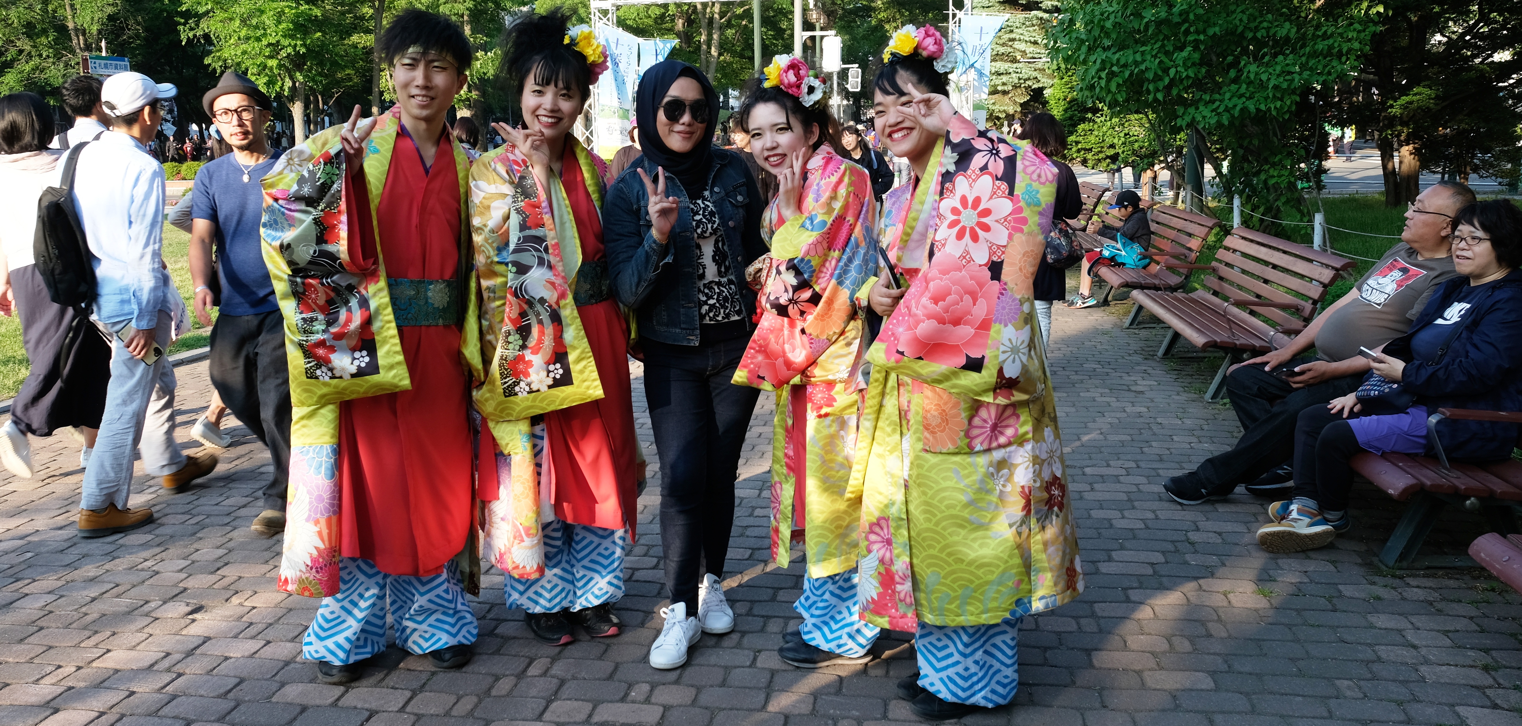 札幌・大通公園で行われるYOSAKOIソーラン祭りの踊り手たち