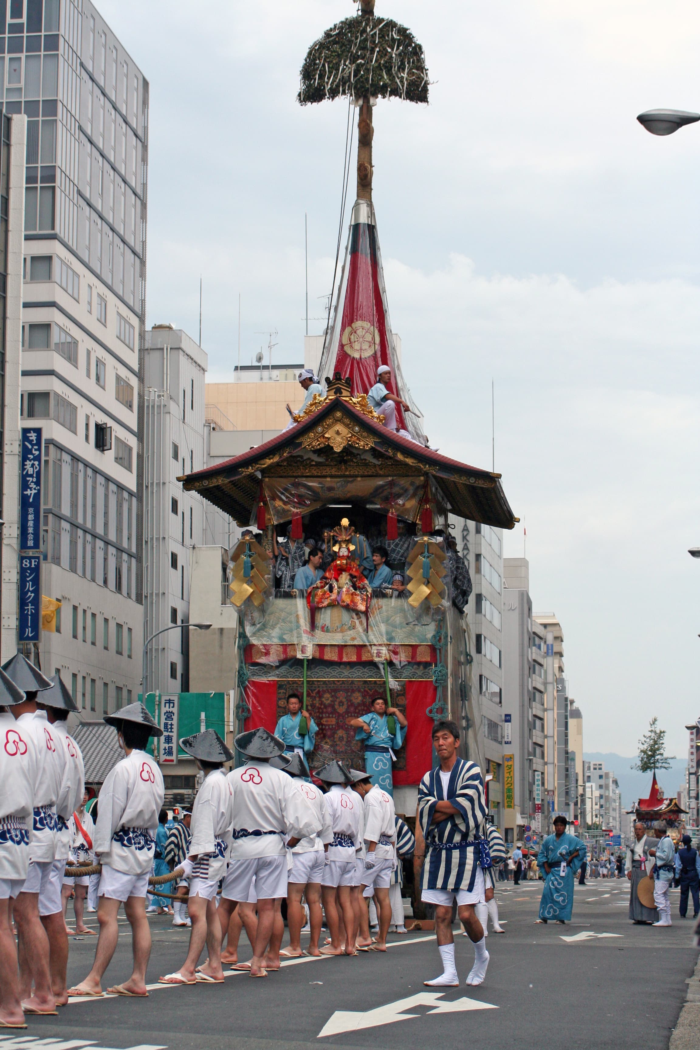 祇園祭の山鉾巡行、京都の四条通を進む放下鉾