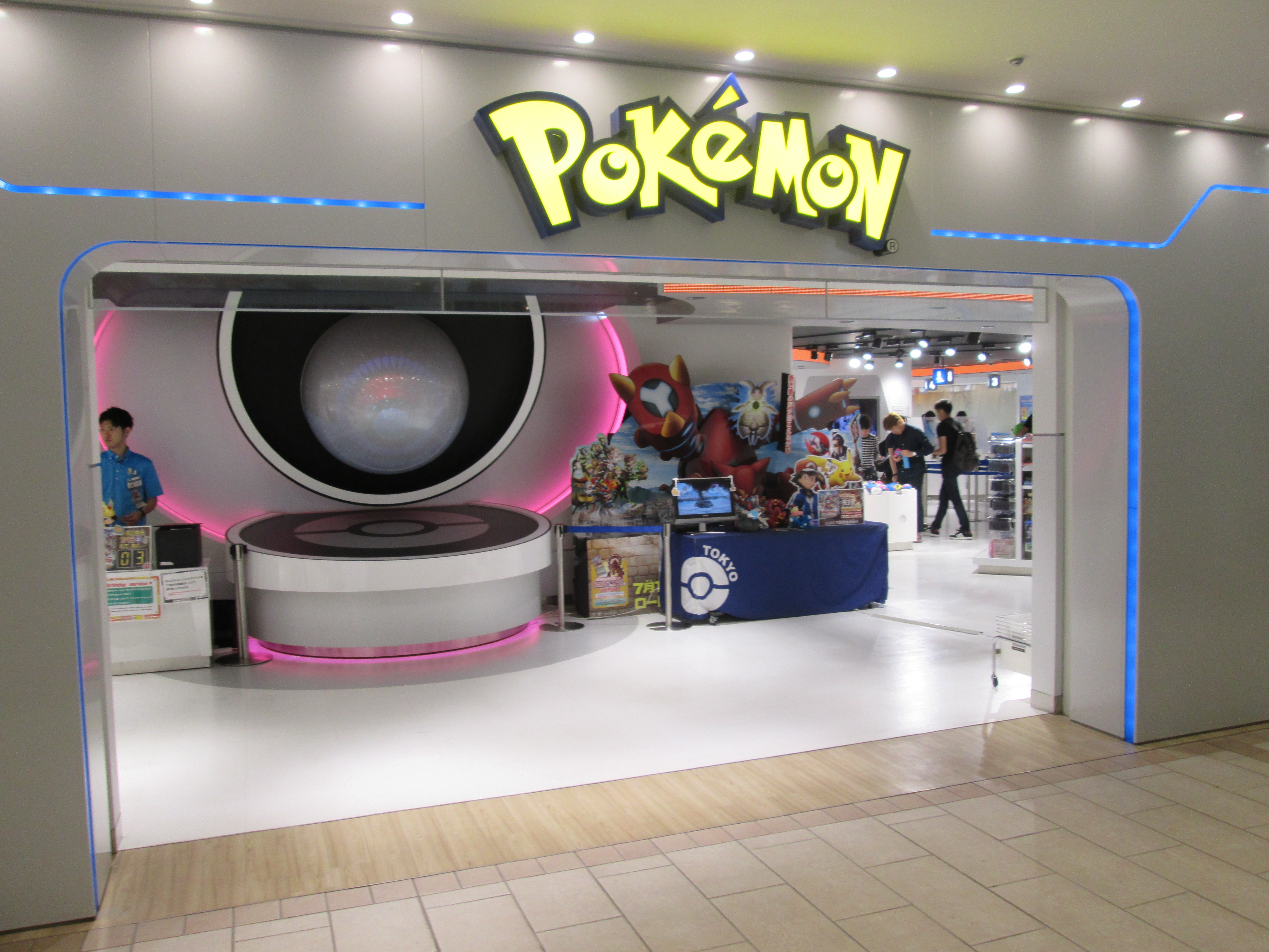 池袋のポケモンセンターメガトウキョウの入口ディスプレイ