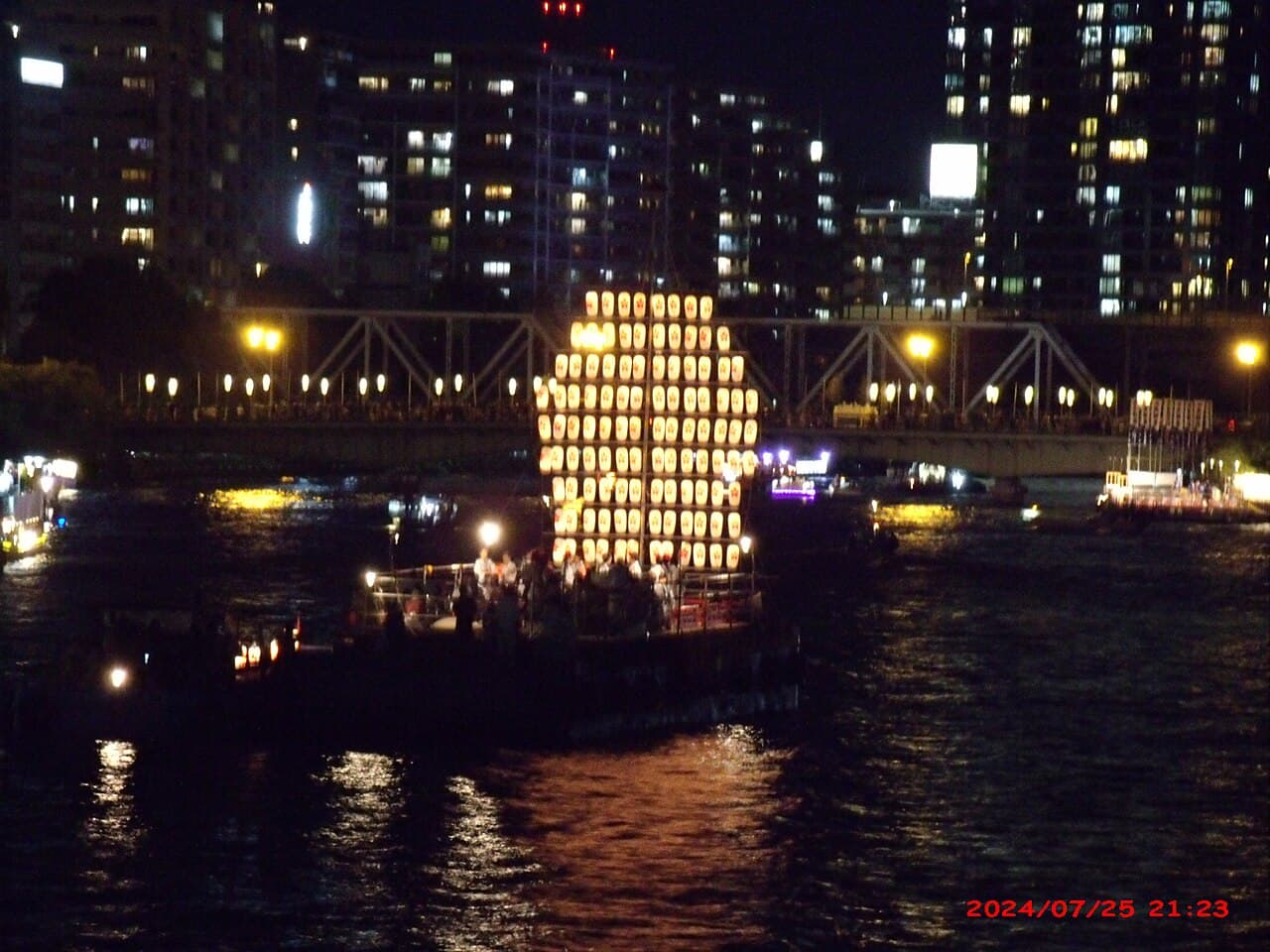 Bateaux illuminés de la procession fluviale Funatogyo au Tenjin Matsuri d'Osaka